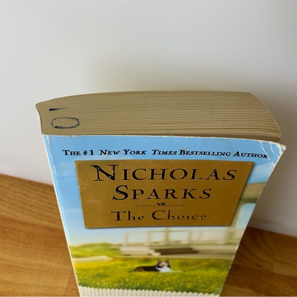 5 Nicholas Sparks Books one is a Hardcover - Picture 7 of 14